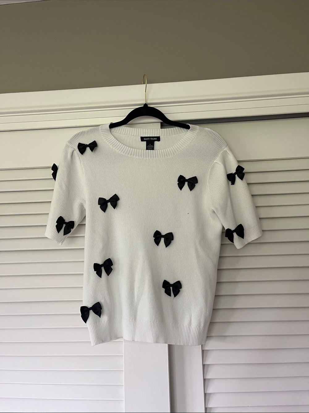 Express White Short-Sleeve Crewneck Sweater with Black Bow Accents